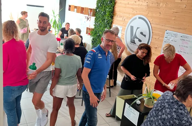 Les membres attablés ensemble un matin au club VS Nutrition